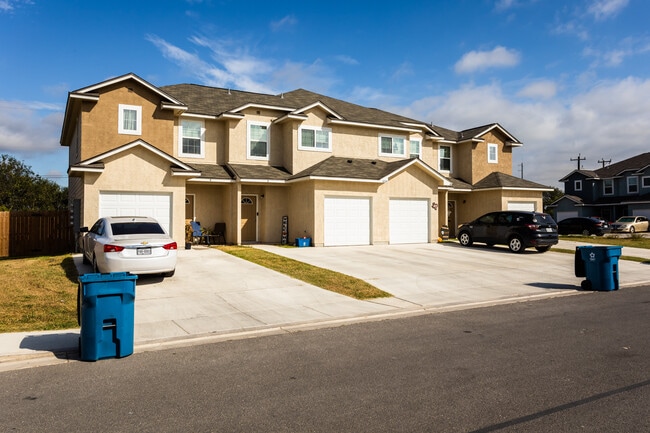 Retreat at Retama Park in Selma, TX - Foto de edificio - Building Photo
