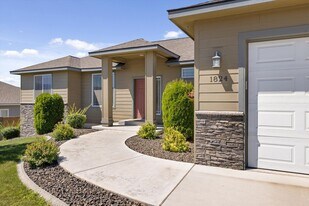 1824 S Honeysuckle St in Kennewick, WA - Building Photo