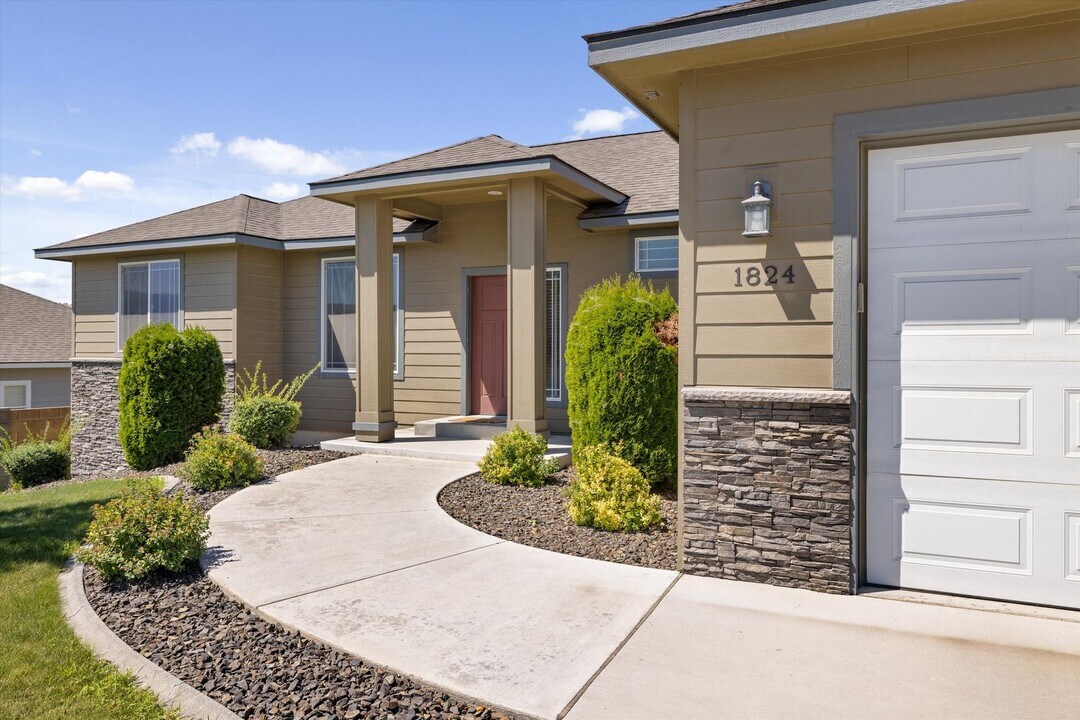1824 S Honeysuckle St in Kennewick, WA - Building Photo