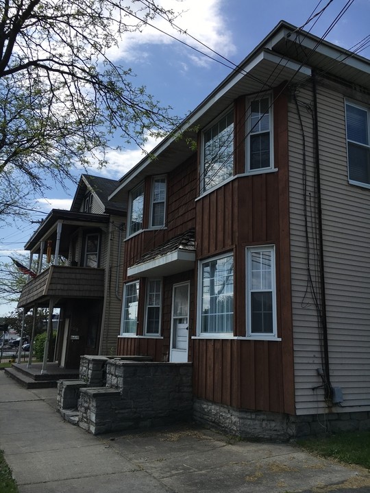 111 E Seneca St in Manlius, NY - Foto de edificio