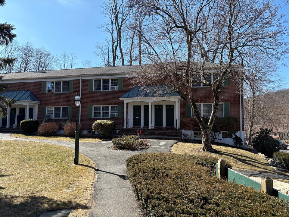 600 Bedford Rd in Pleasantville, NY - Building Photo