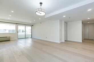 88 Cutter Mill Rd in Great Neck, NY - Foto de edificio - Building Photo