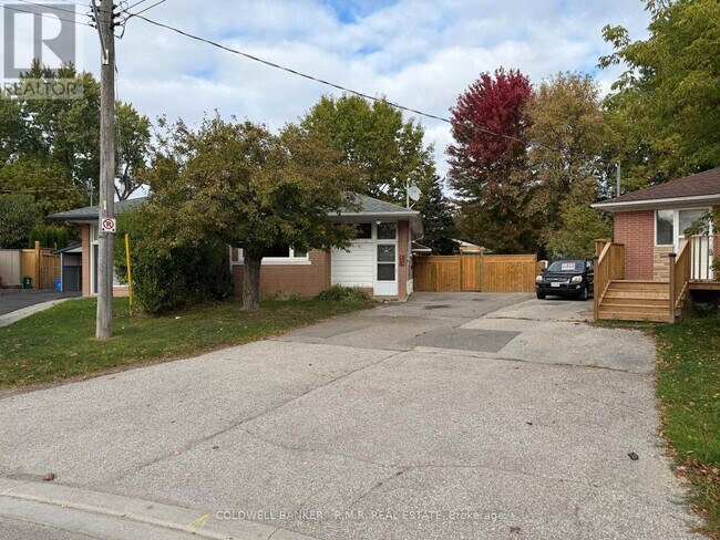 275 Silverbirch Dr in Newmarket, ON - Building Photo - Building Photo