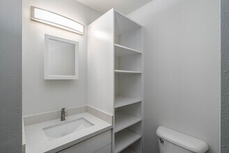 Husky Court in Seattle, WA - Foto de edificio - Interior Photo
