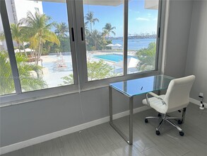 1200 West Ave in Miami Beach, FL - Foto de edificio - Building Photo