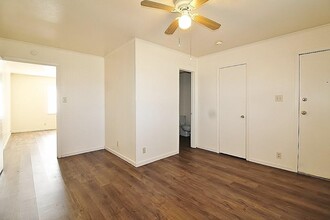 715 E 3rd St-Unit -4 in Weatherford, TX - Foto de edificio - Building Photo