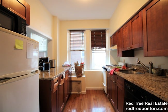 2003 Commonwealth Avenue, Unit 9 in Boston, MA - Building Photo - Building Photo