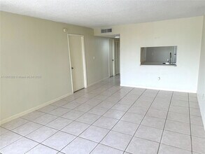 9320 Fontainebleau Blvd in Miami, FL - Building Photo - Building Photo