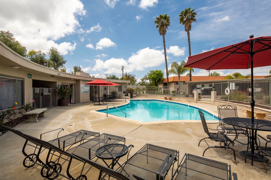 Fountain Estates Apartments in Escondido, CA - Foto de edificio