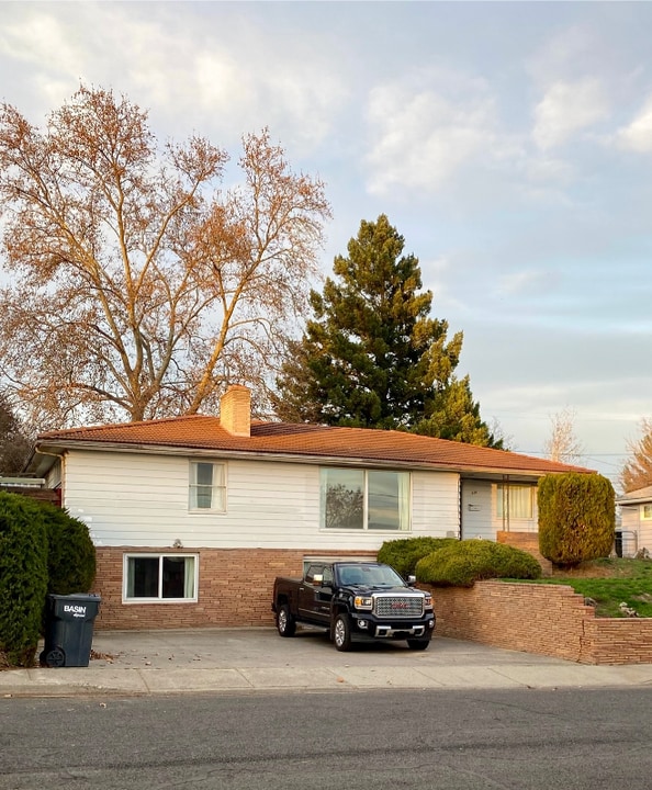 535 SE Scenic View Dr in College Place, WA - Building Photo