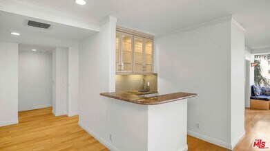 10724 Wilshire Blvd in Los Angeles, CA - Building Photo - Building Photo