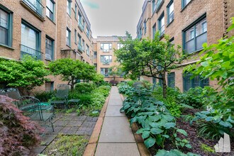 7025 N Sheridan Rd in Chicago, IL - Building Photo - Building Photo