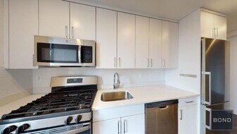 20 5th Ave in New York, NY - Building Photo