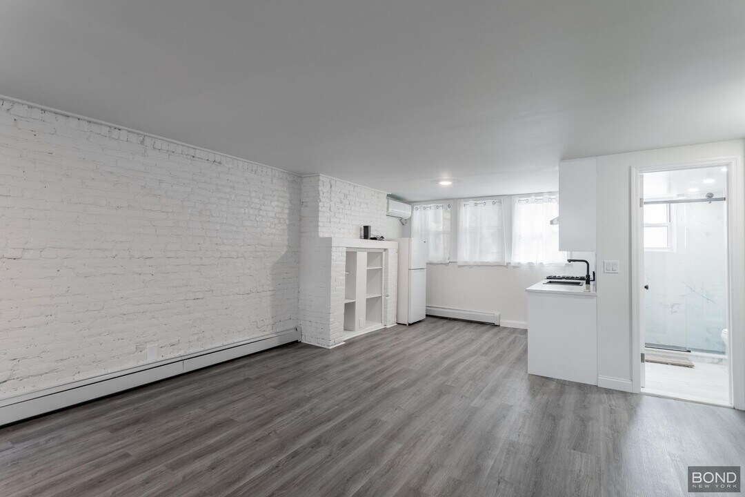 228 Leonard St in Brooklyn, NY - Building Photo