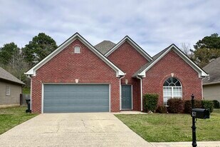 821 Savannah Ln in Calera, AL - Building Photo