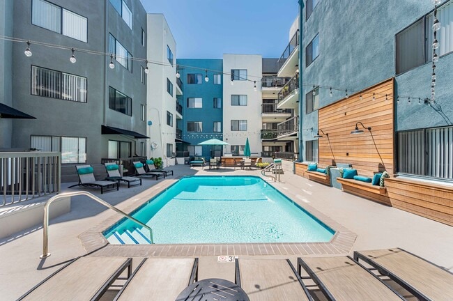 URBANLUX SUNSET PREMIUM in Los Angeles, CA - Foto de edificio - Building Photo