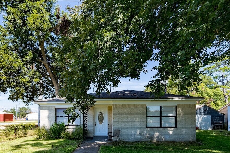 7917 N Martin Luther King Ave in Hitchcock, TX - Building Photo