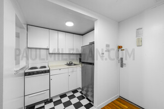 85 E 10th St in New York, NY - Foto de edificio - Building Photo