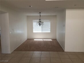 5558 Cresent Valley St in Las Vegas, NV - Foto de edificio - Building Photo