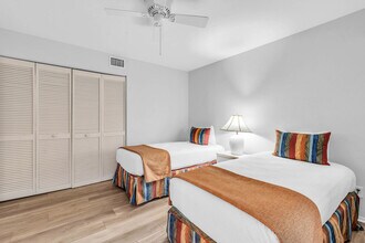 600 Neapolitan Way in Naples, FL - Foto de edificio - Building Photo