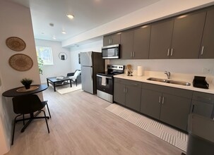 Beautiful and Spacious 1 bed/1 bath Apartment ~ Comes with Appliances, All Utilities Included, No... in Los Angeles, CA - Foto de edificio - Building Photo