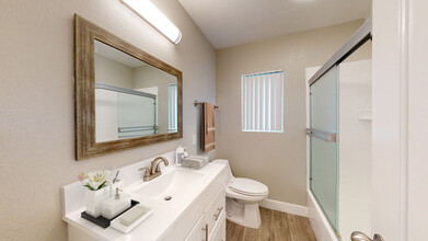Broadway Royale Apartments in Anaheim, CA - Foto de edificio - Building Photo