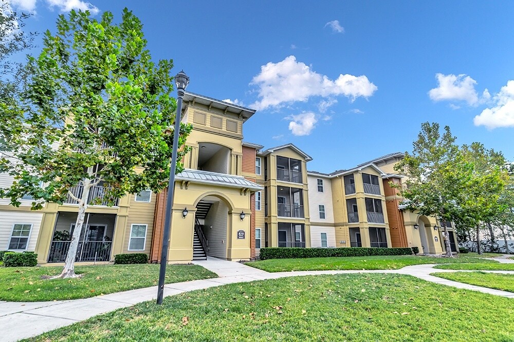 Fountains at San Remo Court in Kissimmee, FL - Foto de edificio