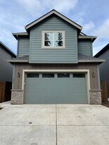 7104 S 13th St in Ridgefield, WA - Building Photo