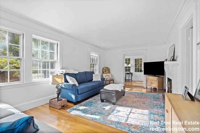 27 Oakwood Rd, Unit 2 in Auburndale, MA - Building Photo - Building Photo