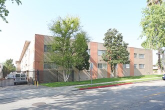 21700 Roscoe Blvd in Canoga Park, CA - Foto de edificio - Building Photo