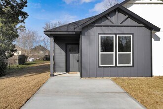 106 Runnels St in Willis, TX - Building Photo - Building Photo