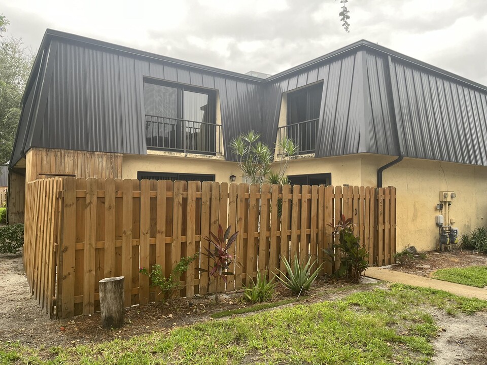 2478 Waterside Dr in Lake Worth, FL - Building Photo