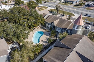 Foxcroft Apartments in Tampa, FL - Building Photo - Building Photo