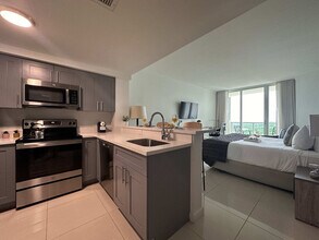 2889 McFarlane Rd in Miami, FL - Building Photo - Building Photo