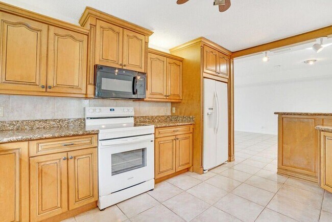 9044 Pine Springs Dr in Boca Raton, FL - Building Photo - Building Photo