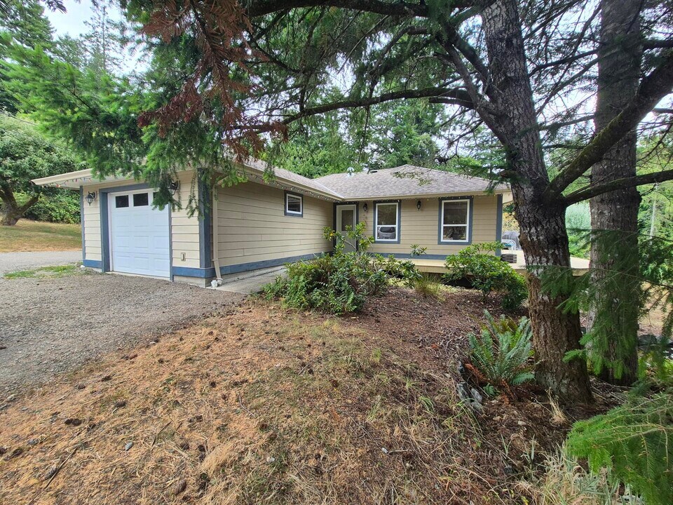 2107 Mowich Dr in Sooke, BC - Building Photo