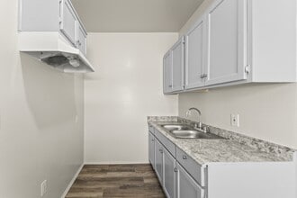 842 W 83rd St in Los Angeles, CA - Building Photo - Building Photo