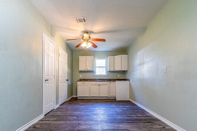 229 Bishop St in Livingston, TX - Foto de edificio - Building Photo