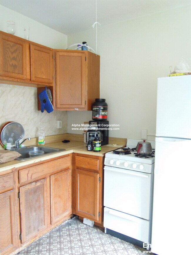 349 Pleasant St, Unit B1-25 in Malden, MA - Foto de edificio - Building Photo