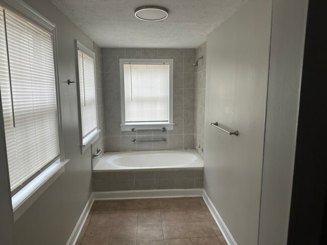 1107 Graymont Dr SW in Atlanta, GA - Foto de edificio - Building Photo