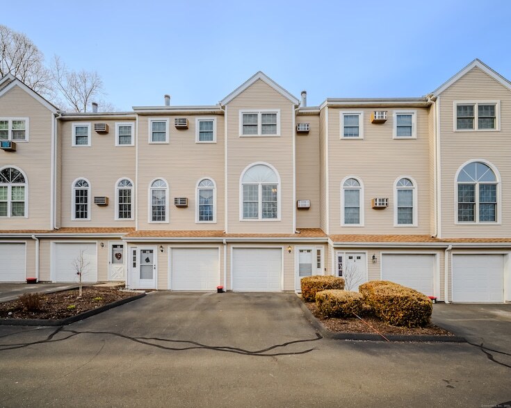 350 Bristol St, Unit 4127 in Waterbury, CT - Building Photo