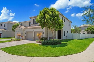 830 NE 191st St in Miami, FL - Building Photo - Building Photo