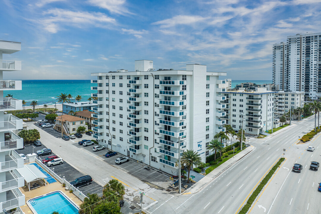 Wellington Towers in Hollywood, FL - Building Photo