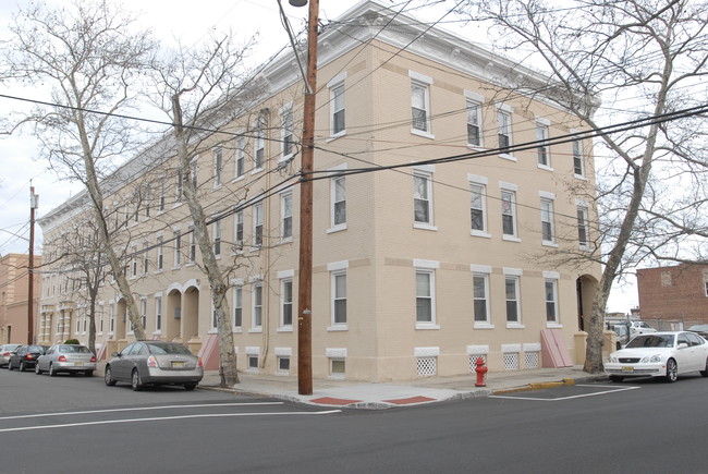 420-428 Division St in Perth Amboy, NJ - Foto de edificio - Building Photo