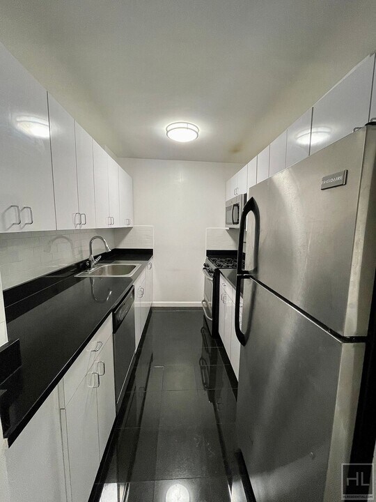 E 16 ST in New York, NY - Building Photo