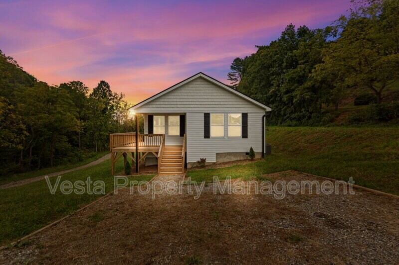 4 Meadows Town Rd in Leicester, NC - Building Photo