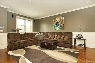 240 Columbus Ave in Harrison, NY - Building Photo - Building Photo