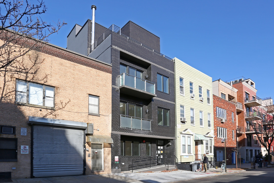 183 Huron St in Brooklyn, NY - Building Photo