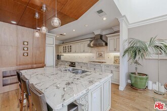 4460 Wilshire Blvd in Los Angeles, CA - Foto de edificio - Building Photo