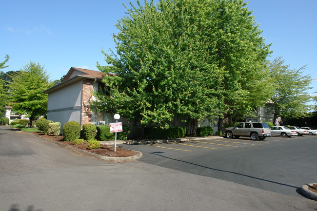 Fernwood Court Apartments in Salem, OR - Foto de edificio - Building Photo